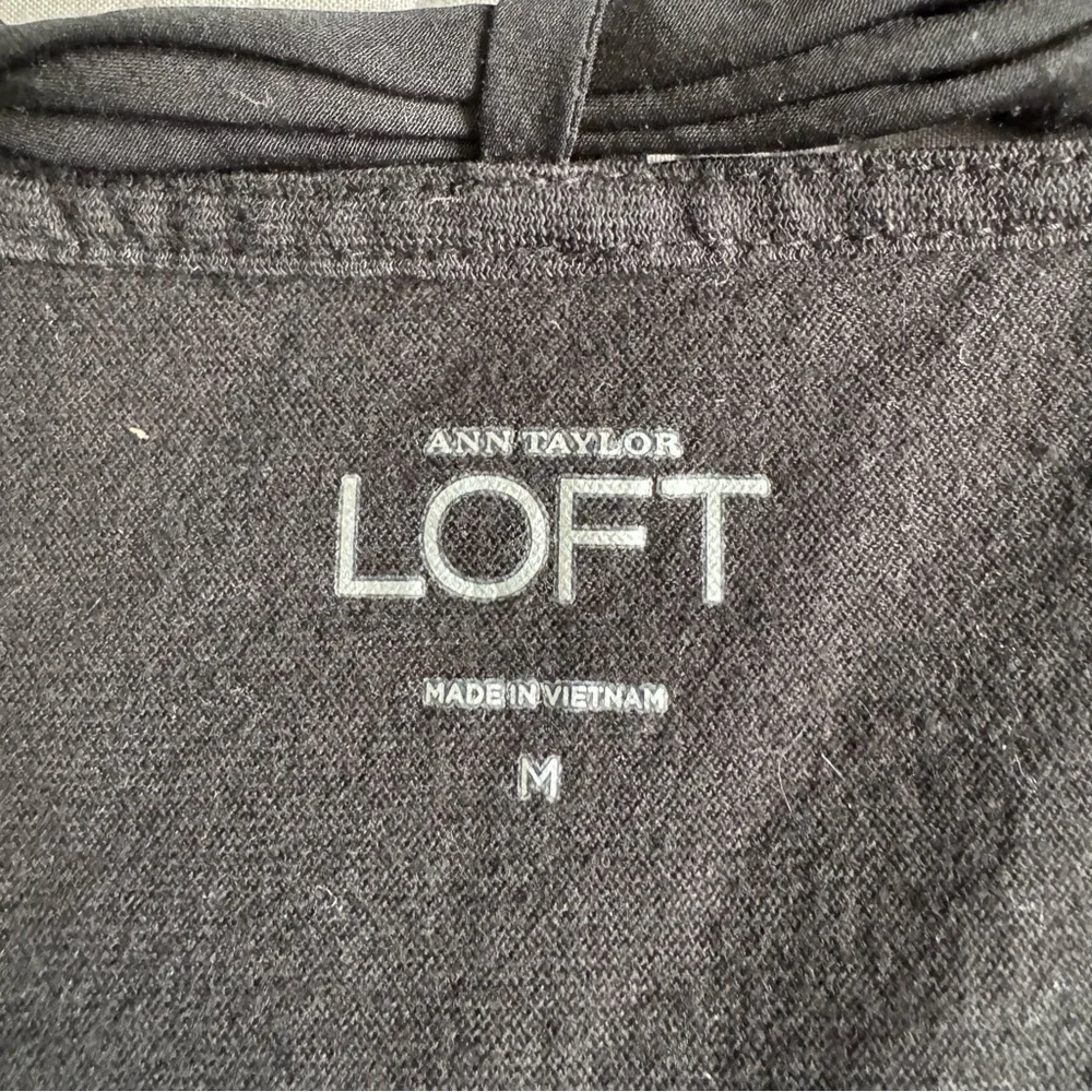 LOFT Black Flutter Sleeve Tee w silk trim at neck and sleeves Sz M - Picture 4 of 5